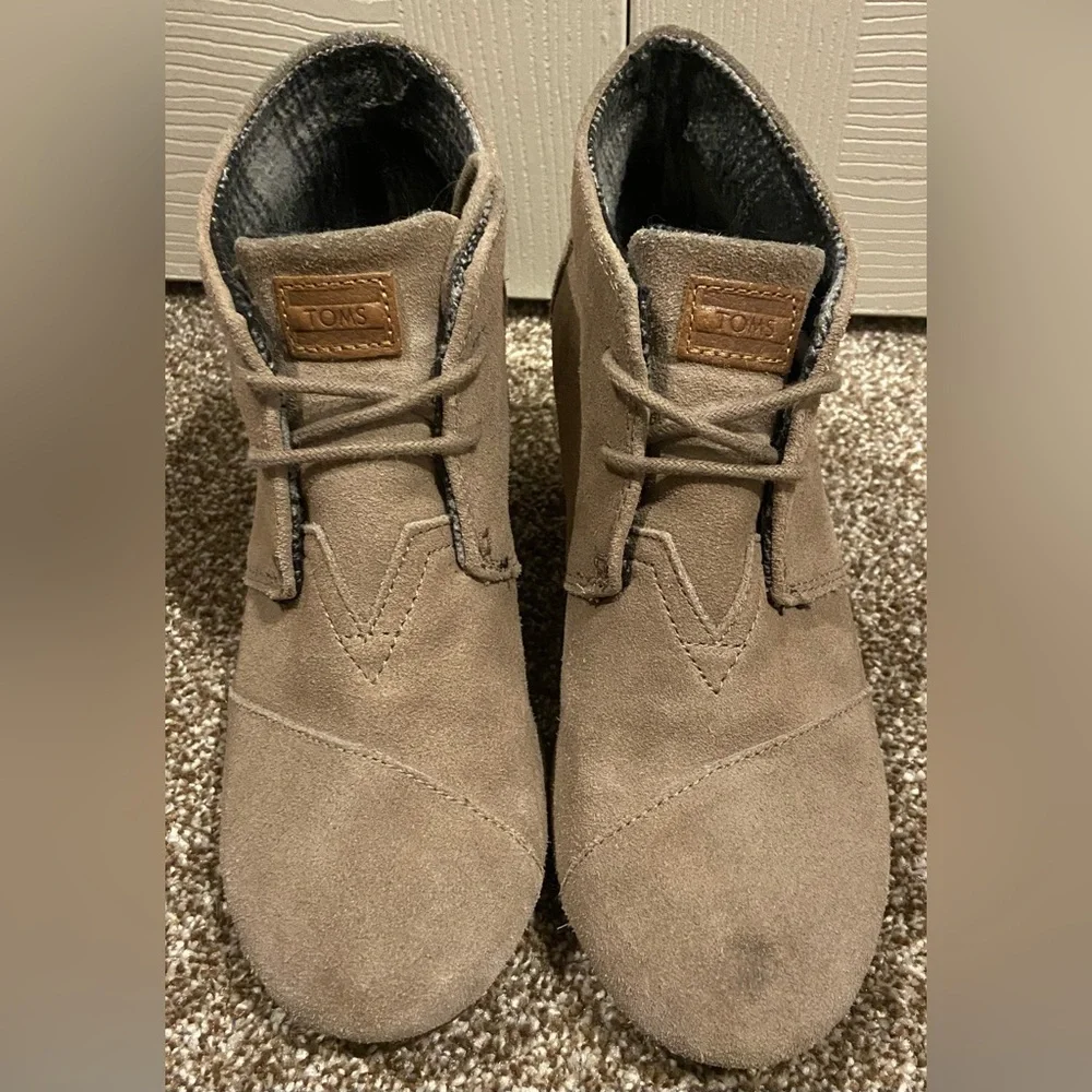 Women’s Toms Desert Beige Wedge Lace Up Booties Size 7